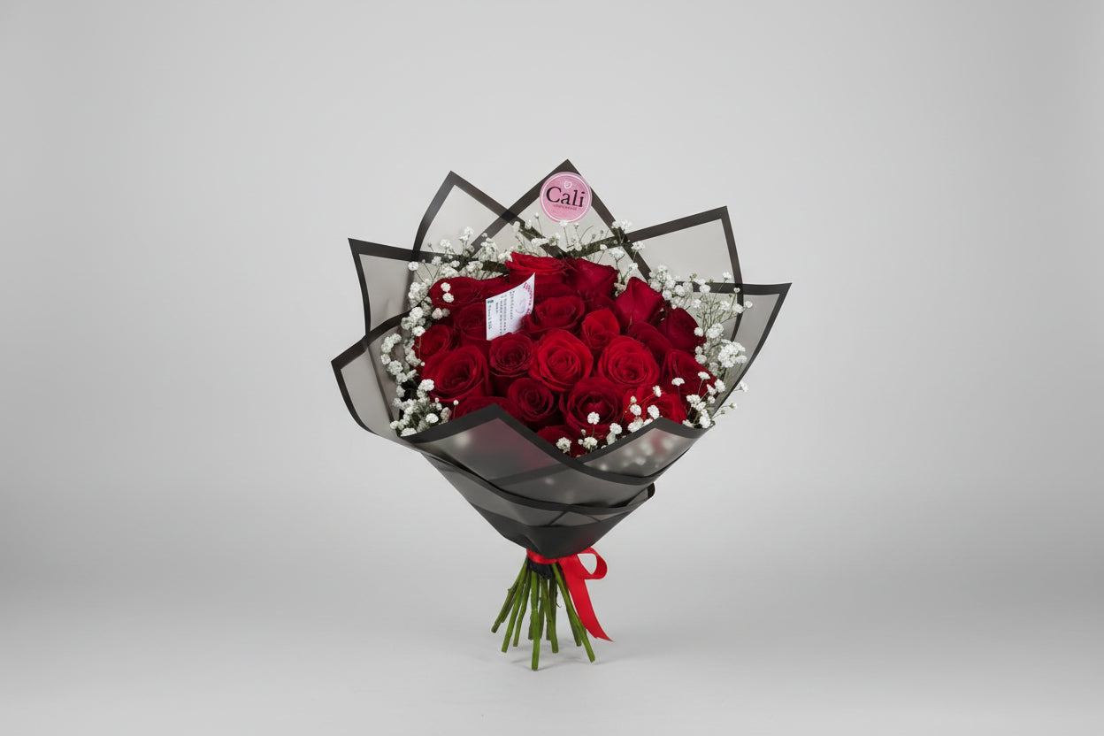 24 ROSAS ROJAS CON PAPEL DE DISEÑO Y FOLLAJE