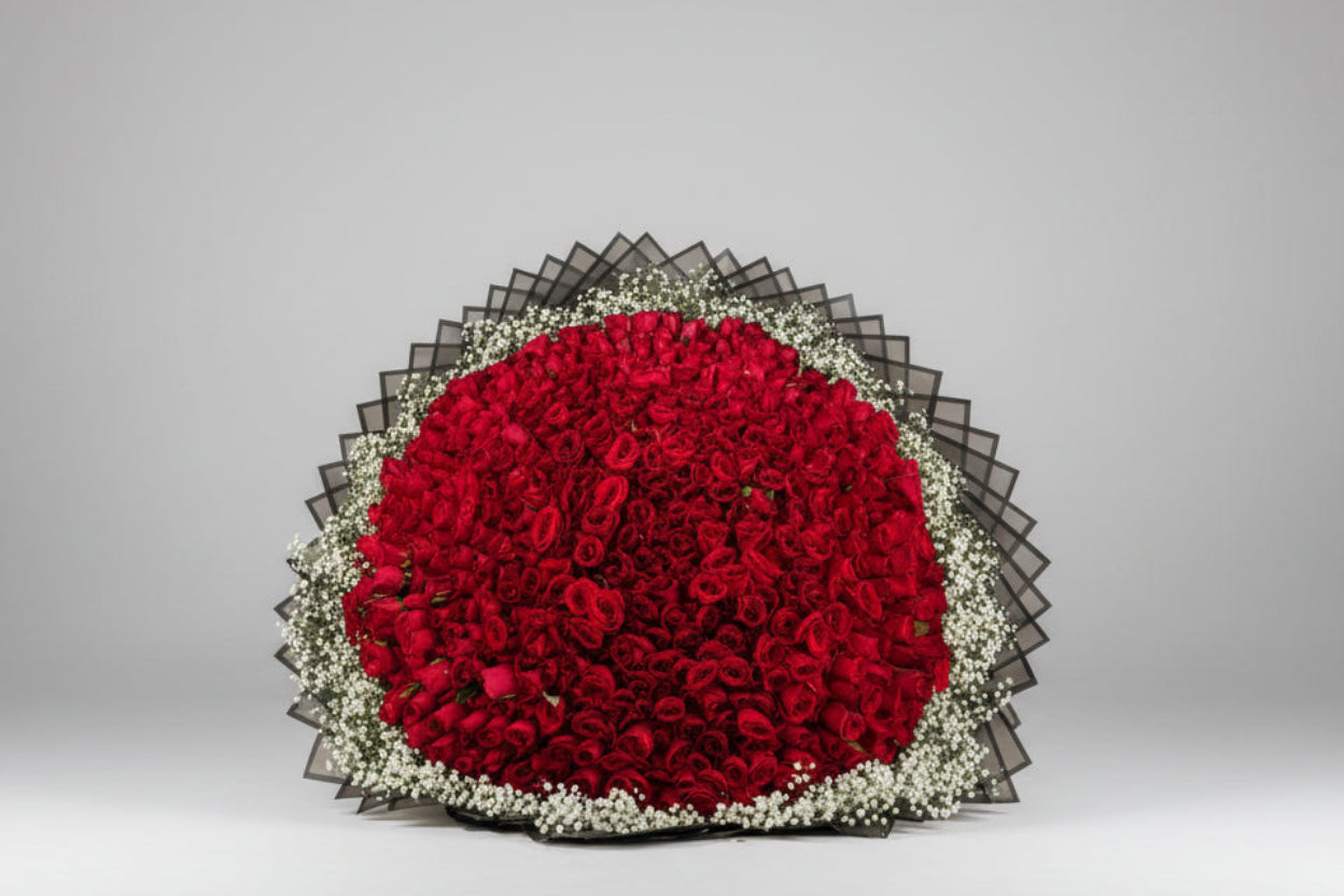 500 ROSAS CON PAPEL DE DISEÑO Y FOLLAJE