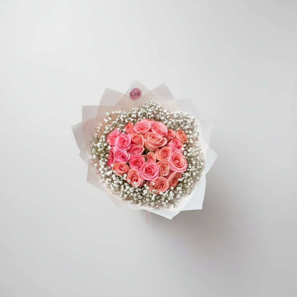 24 ROSAS DE COLOR CON PAPEL DE DISEÑO Y FOLLAJE