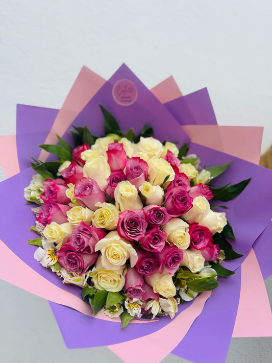 50 rosas con 10 astromelias y papel de diseño - 10