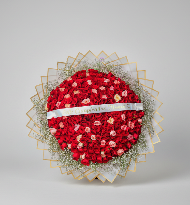 300 ROSAS CON PAPEL DE DISEÑO Y FOLLAJE