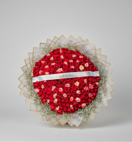 300 Rosas con papel de diseño y follaje