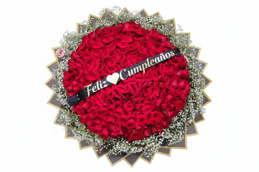 200 Rosas con papel de diseño y follaje