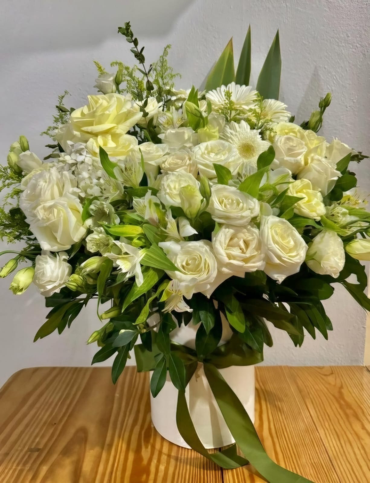 Florero en base con flores blancas - 10