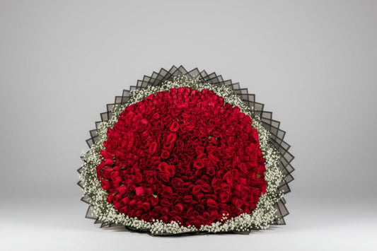 500 Rosas con papel de diseño y follaje