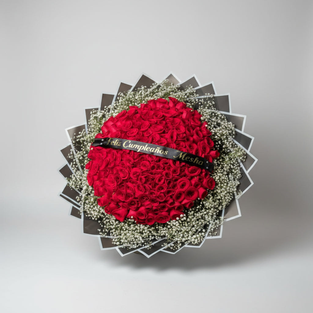 100 ROSAS CON PAPEL DE DISEÑO Y FOLLAJE