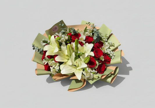 Lirios con rosas rojas