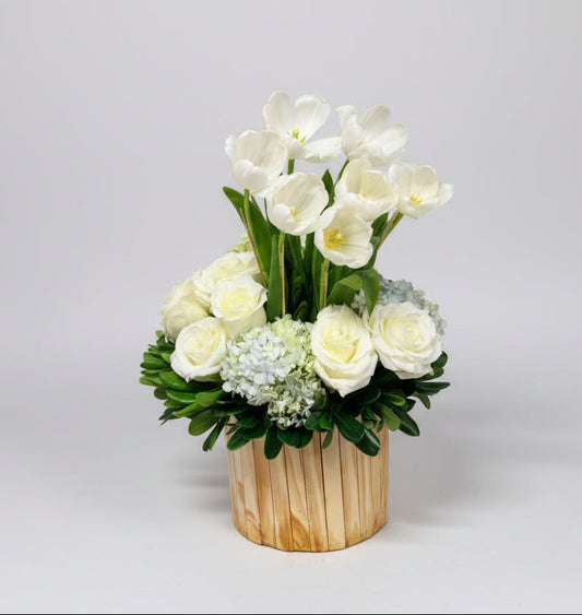 Base con tulipanes blancos