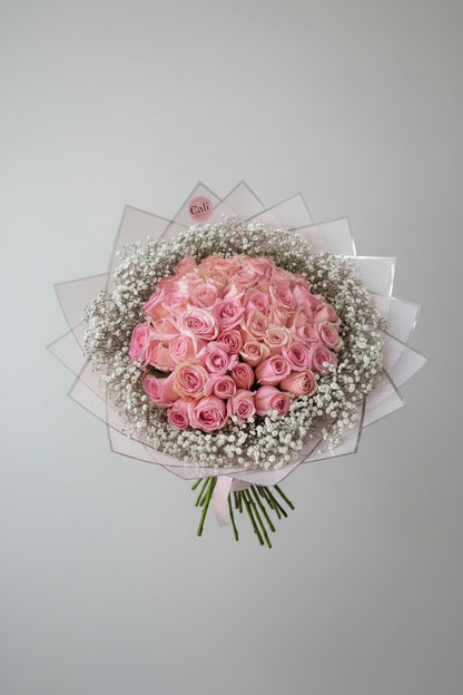 48 ROSAS DE COLOR CON PAPEL DE DISEÑO Y FOLLAJE