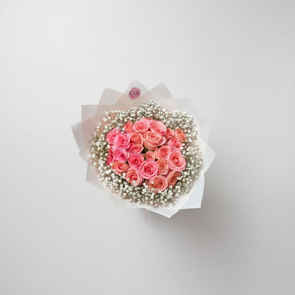 24 ROSAS DE COLOR CON PAPEL DE DISEÑO Y FOLLAJE