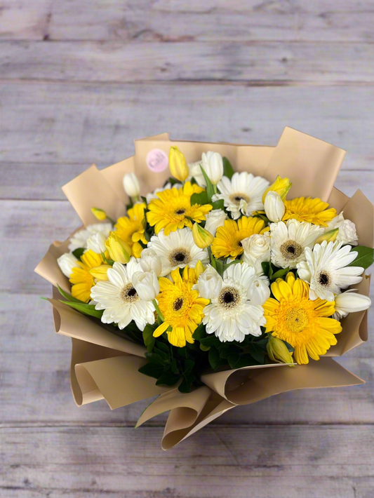 Gerberas amarillas y tulipanes - 10