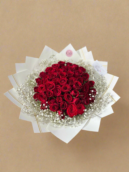 48 Rosas con papel de diseño y follaje
