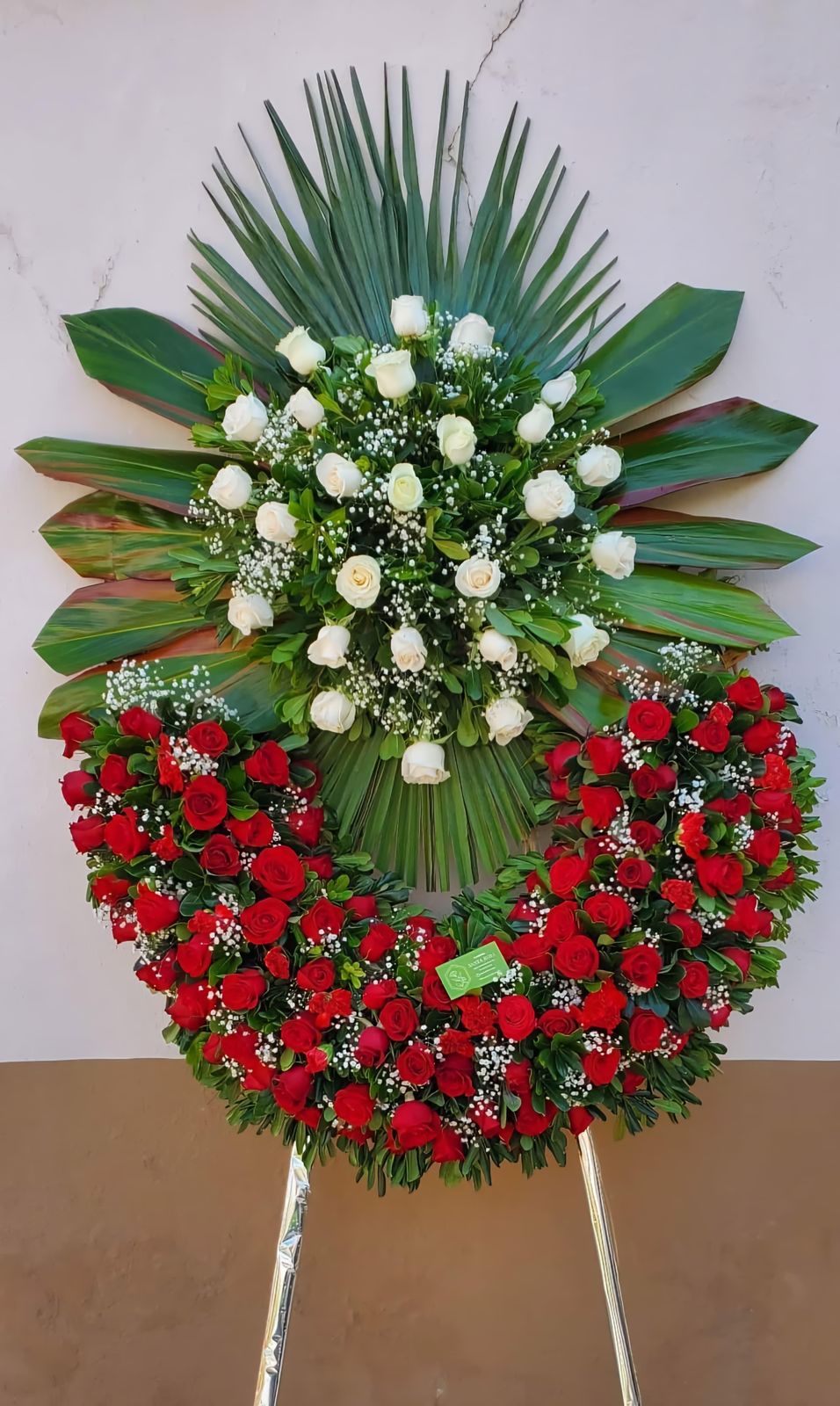 Corona rosa blanca y rosa roja